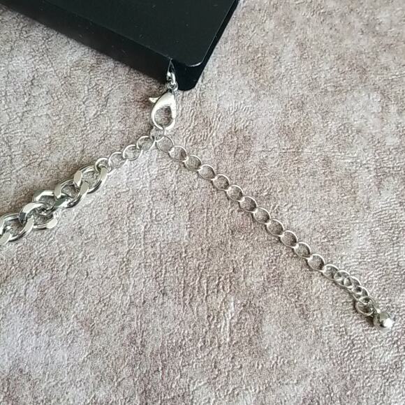 ISC silver toned rhinestone glove bracelet - Picture 4 of 6